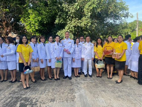 พิธีทำบุญตักบาตรถวายพระราชกุศล พิธีวางพานพุ่มดอกไม้เนื่องในวันคล้ายวันพระบรมราชสมภพ พระบาทสมเด็จพระบรมชนกาธิเบศร มหาภูมิพลอดุลยเดชมหาราช บรมนาถบพิตร วันชาติและวันพ่อแห่งชาติ 5 ธันวาคม 2567 ณ ศาลาประชาคมอำเภอหนองม่วง