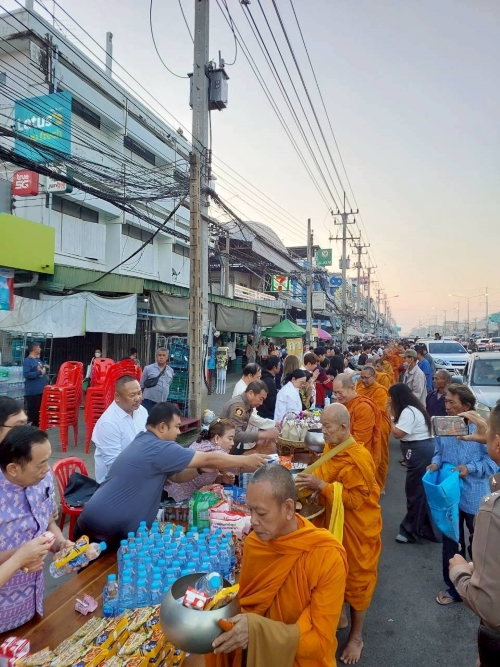พิธีตักบาตรข้าวสารอาหารแห้ง เนื่องในวันขึ้นปีใหม่