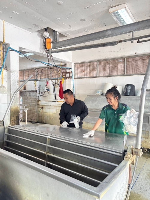 โรงฆ่าสัตว์เทศบาลตำบลหนองม่วง รับการเก็บตัวอย่างสิ่งแวดล้อมภายในโรงฆ่าสัตว์