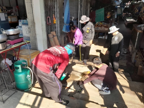 ดำเนินการแก้ไขปัญหาท่อระบายน้ำอุดตัน ข้างเซเว่นซอยเทศบาล 5