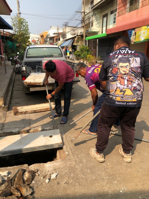 ดำเนินการซ่อมแซมฝาบ่อพัก ซอยเทศบาล 13