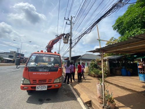 กองช่างเทศบาลตำบลหนองม่วง ดำเนินการตรวจสอบระบบไฟฟ้า และซ่อมแซม