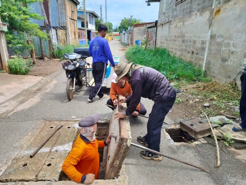 กองสาธารณสุขและสิ่งแวดล้อมเทศบาลตำบลหนองม่วง ดำเนินการแก้ไขปัญหาความเดือดร้อนของประชาชน กรณีรางและท่อระบายน้ำอุดตัน บริเวณซอยเทศบาล 12