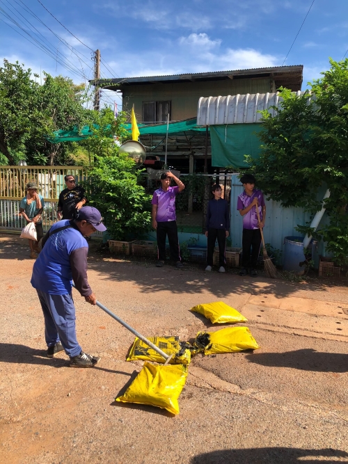 กองช่างเทศบาลตำบลหนองม่วง ดำเนินการการซ่อมแซมผิวจราจรยุบตัวบริเวณซอยเทศบาล 14