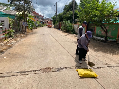 กองช่างเทศบาลตําบลหนองม่วง ดำเนินการซ่อมแซมผิวจราจรบริเวณซอยเทศบาล 5