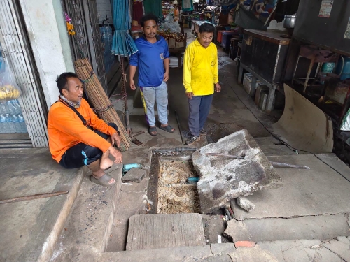 กองสาธารณสุขและสิ่งแวดล้อม ร่วมกับ งานป้องกันและบรรเทาสาธารณภัยดำเนินการลอกท่อรางระบายน้ำพื้นที่ข้างเซเว่นซอยเทศบาล 5 เพื่อป้องกันน้ำท่วมขัง แก้ไขความเดือดร้อนของประชาชน